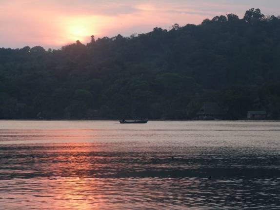 Maravilhoso entardecer sobre o rio Dulce, em frente à Round House, na região de Livingston, no litoral da Guatemala